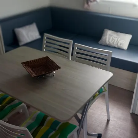 Mobil 4 Personnes 30 M2 Kamp alanı