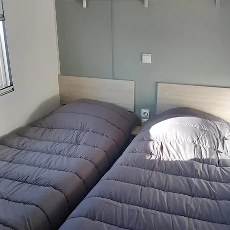 Mobil 4 Personnes 30 M2 Kamp alanı *