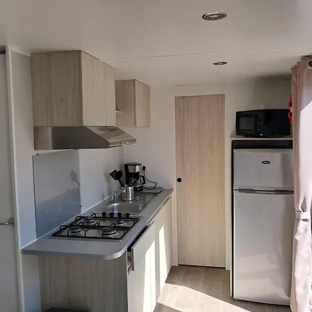 Mobil 4 Personnes 30 M2 Kamp alanı *